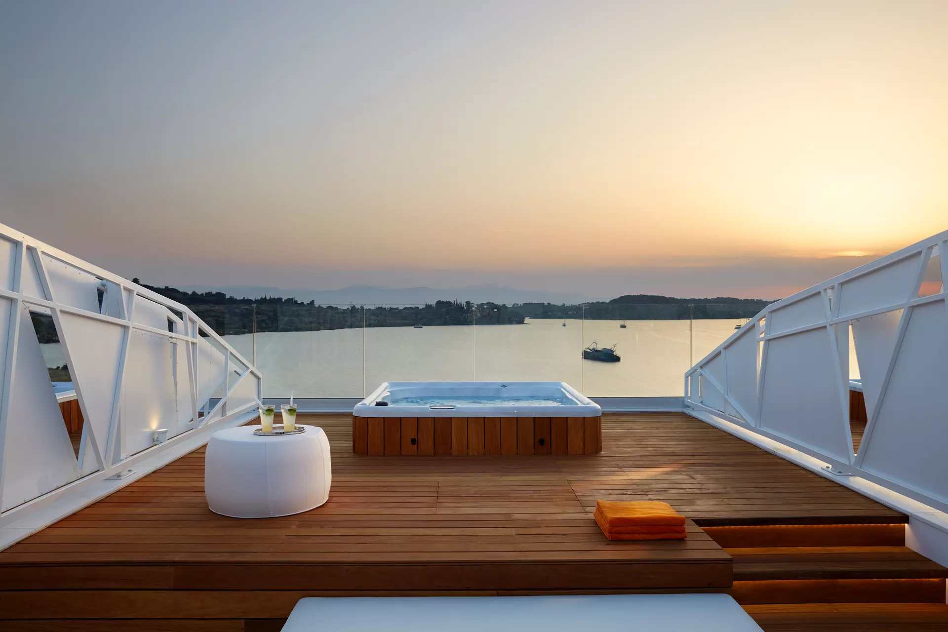 Tiara Holidays - Nikki Beach Resort & Spa - Ultra Roof Top Suite with Jacuzzi & Sea View - balcony and jacuzzi